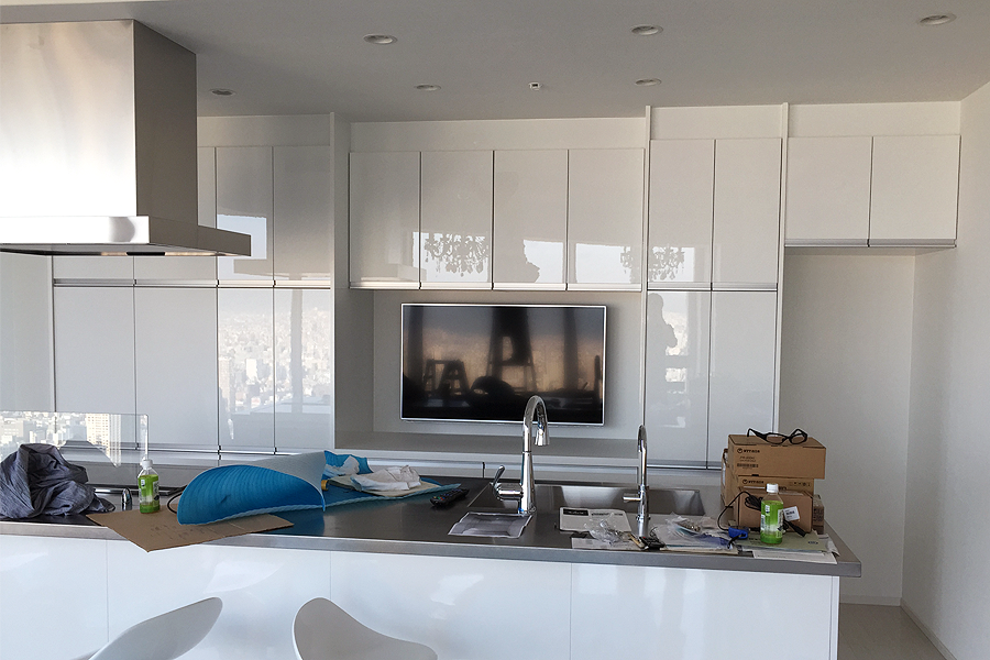 新築マンションのキッチンにテレビボードの置ける食器棚をデザイン 