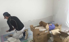 アクセントウォール用の接着剤を塗布。