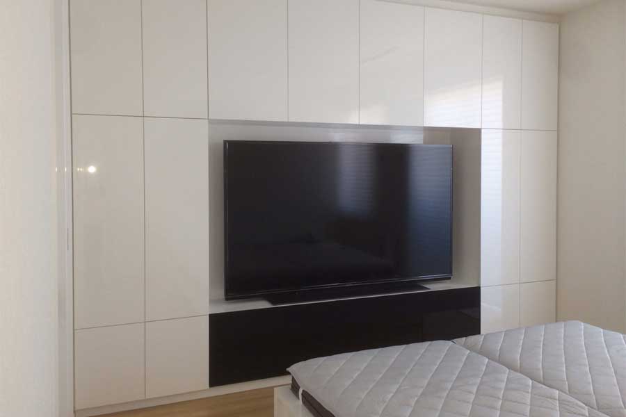 寝室用に大型の壁面テレビボードを設置した実例