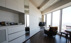 新築マンションのリビングに大パノラマを眺めながらくつろぐ特等席