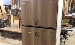 自社の家具工場で木目の素敵なマンション用の食器棚を製作中です