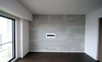 エコカラットを貼った壁と壁掛けテレビおしゃれな新築のインテリア