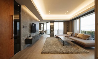 大阪市城東区M邸｜リビングリノベーション（大理石調タイル壁と間接照明、大型ソファを備えた施工事例）