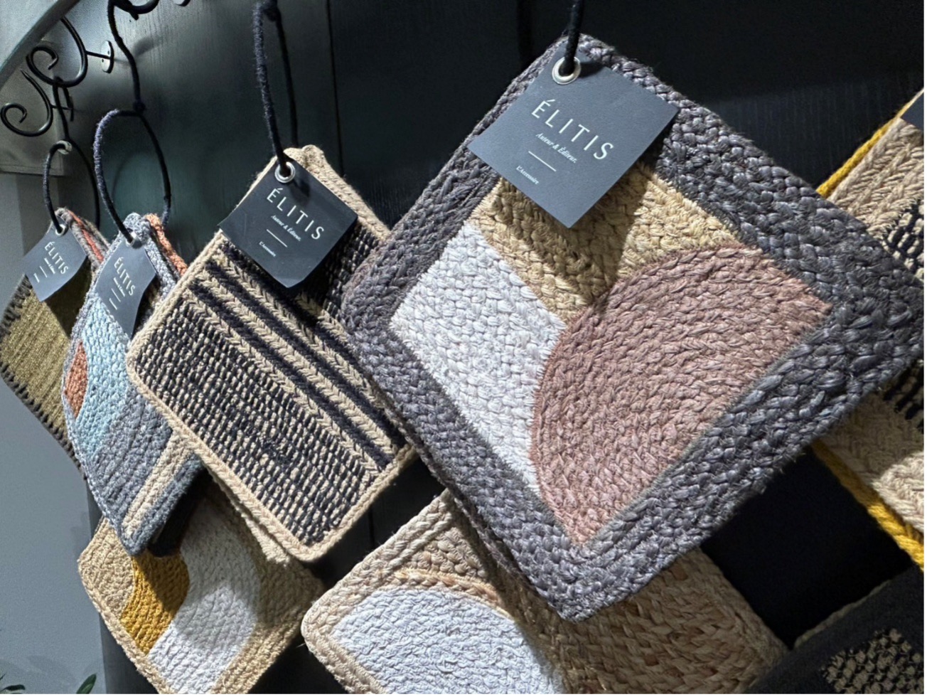 上質な暮らしを彩る  マナトレーディングのラグ・カーペットの魅力