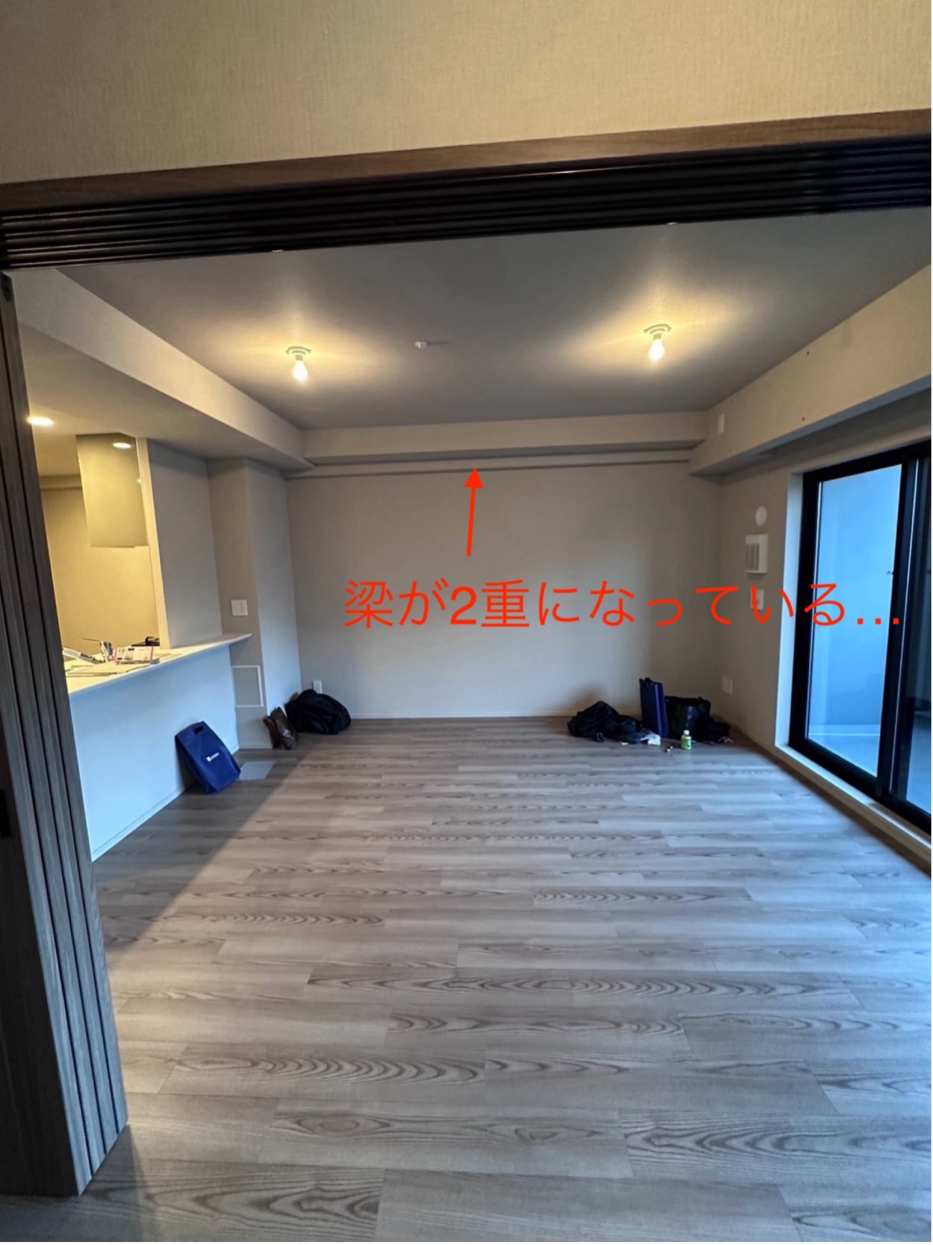 今回のテーマ「賃貸っぽさをなくす」こと。  そのうえで課題は、内覧会で判明した “厄介な天井形状を整えること” でした。