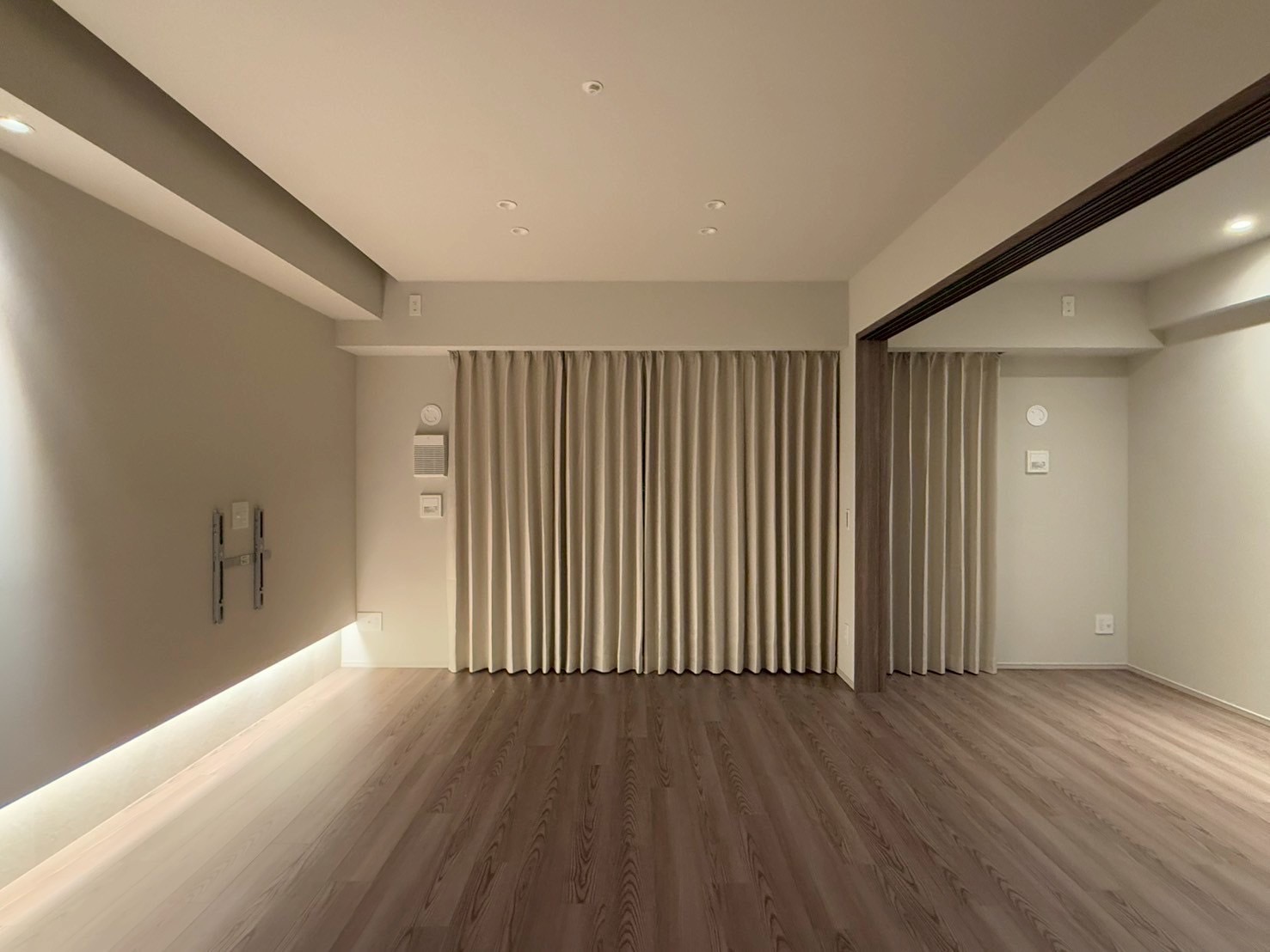 今回のテーマ「賃貸っぽさをなくす」こと。  そのうえで課題は、内覧会で判明した “厄介な天井形状を整えること” でした。