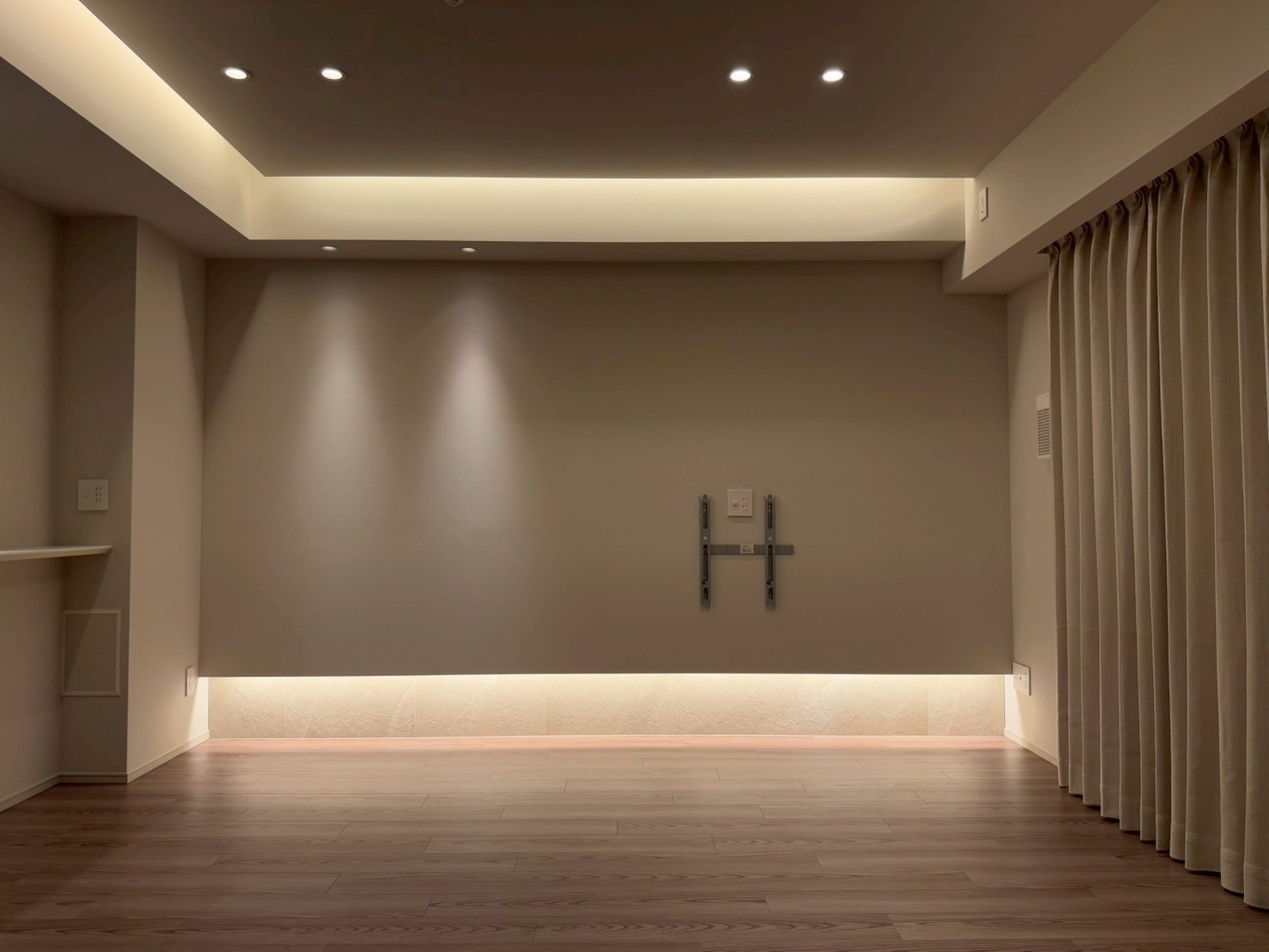 今回のテーマ「賃貸っぽさをなくす」こと。  そのうえで課題は、内覧会で判明した “厄介な天井形状を整えること” でした。